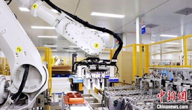 圖為資料圖，海辰儲(chǔ)能自動(dòng)分檔打包機(jī)器人。?曾欣平供圖